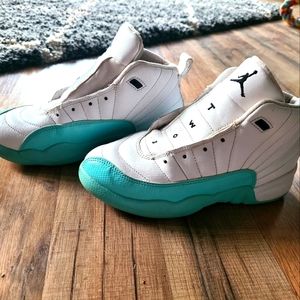 Girls youth sz 2 Jordan retros